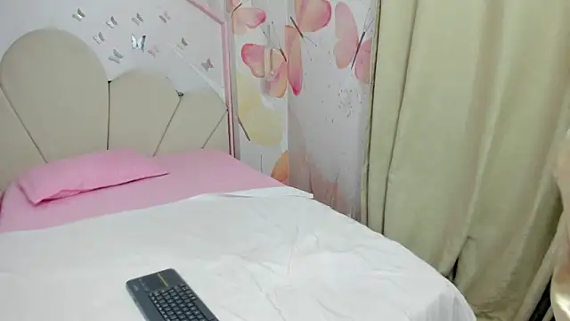 Snapshot of sweetiepeach_ chatting on March 6, 2:14 am sweetiepeach online show from March 6, 2:14 am