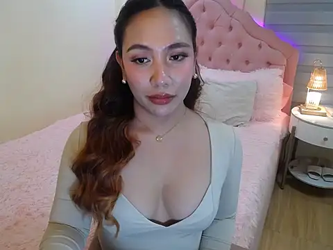 ur seductivelaura online show from December 4, 10:03 pm