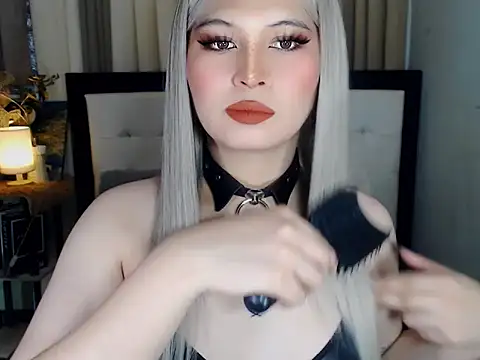 NaomiSmall online show from October 4, 9:10 am