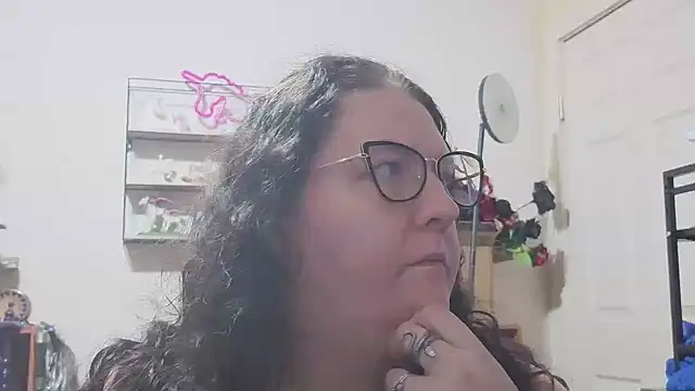 Snapshot of emberlynnix chatting on October 11, 5:43 am emberlynnix online show from October 11, 5:43 am