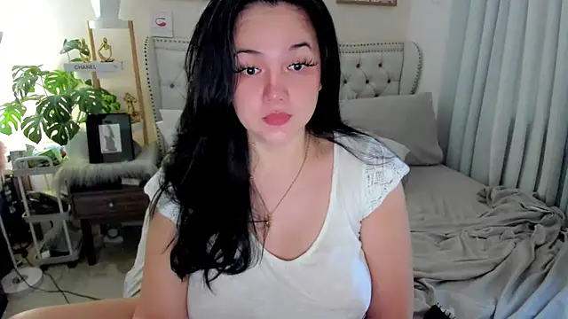 Snapshot of SweetHoney369 chatting on September 28, 2:43 am SweetHoney369 online show from September 28, 2:43 am