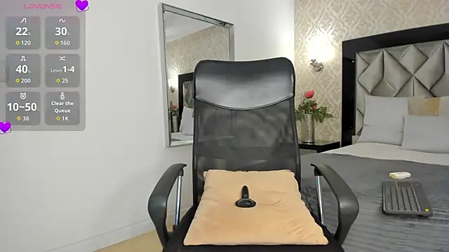 Layla Mackenzie online show from November 30, 4:04 am