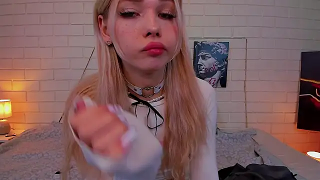 Snapshot of Blondy_Fina chatting on October 2, 4:46 am Blondy Fina online show from October 2, 4:46 am