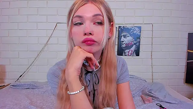 Snapshot of Blondy_Fina chatting on October 5, 5:08 am Blondy Fina online show from October 5, 5:08 am