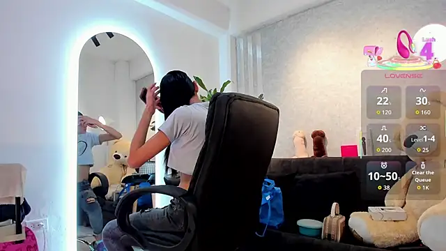 lily cash1 online show from February 12, 2:01 pm