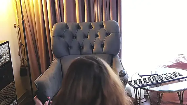 PeachyPixiee online show from October 14, 7:20 am