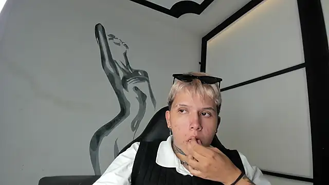 Snapshot of AlanRed_ chatting on October 3, 4:34 am AlanRed online show from October 3, 4:34 am