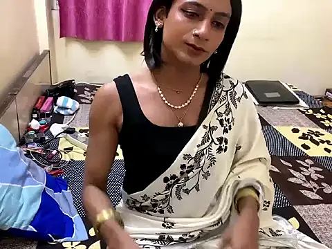 LuvLayla online show from November 12, 8:30 pm