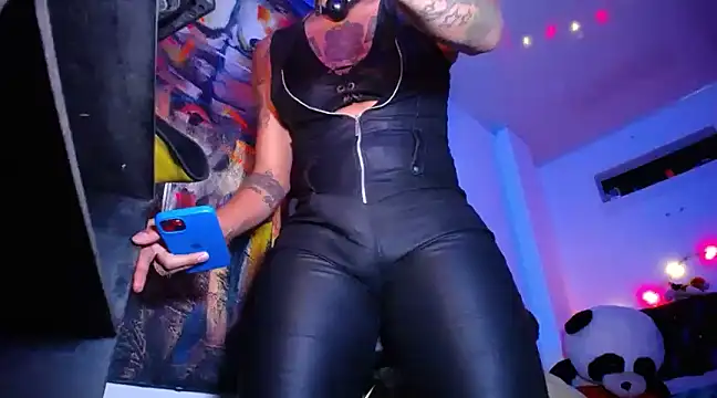 Snapshot of oodirty_hellen chatting on March 13, 1:10 am oodirty hellen online show from March 13, 1:10 am