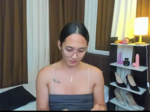 Snapshot of URHottestAngel chatting on October 2, 5:23 pm URHottestAngel online show from October 2, 5:23 pm