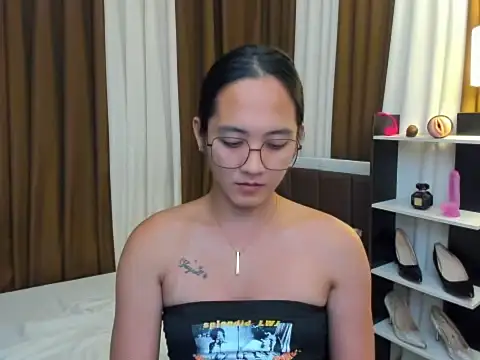 URHottestAngel online show from November 8, 6:30 pm