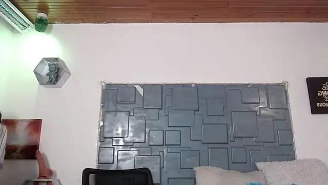 Trinity Knox online show from October 16, 4:40 pm