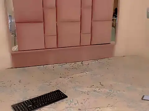 roxanawillts online show from October 21, 9:22 am