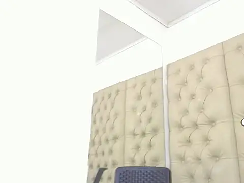 AuroraRoss online show from November 2, 7:45 pm