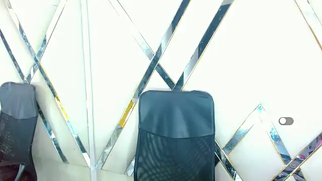 AuroraRoss online show from November 6, 7:25 pm