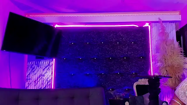 Queens Wonders Blonders online show from February 5, 12:26 am