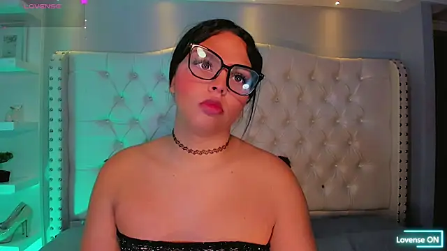 Maia Hotts online show from June 1, 8:32 pm