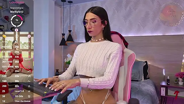 kylliefox  online show from February 6, 4:45 pm