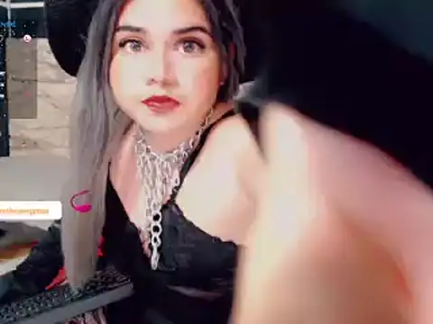 Snapshot of camyl93 chatting on January 18, 2:40 am camyl93 online show from January 18, 2:40 am