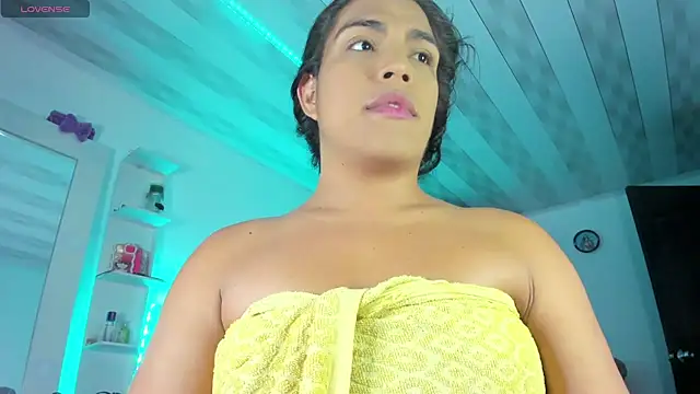 Snapshot of briitany_hot chatting on December 13, 11:50 pm briitany hot online show from December 13, 11:50 pm