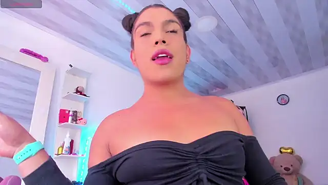 Snapshot of briitany_hot chatting on February 18, 7:32 pm briitany hot online show from February 18, 7:32 pm