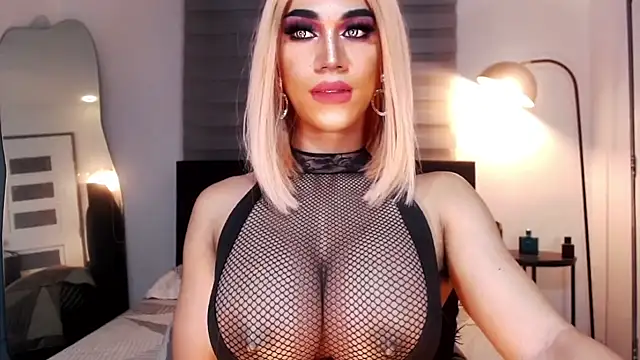 Snapshot of MassiveCockxMistress chatting on December 24, 9:33 pm MassiveCockxMistress online show from December 24, 9:33 pm
