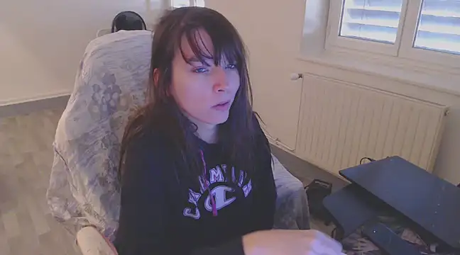 Snapshot of missthon0 chatting on December 11, 11:14 am missthon0 online show from December 11, 11:14 am