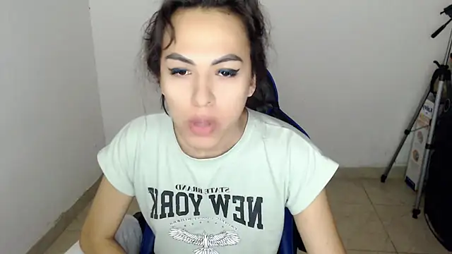 Snapshot of arianablue69 chatting on February 4, 8:13 am arianablue69 online show from February 4, 8:13 am