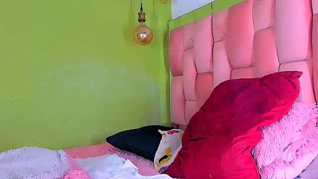 Snapshot of the_queen_aleja chatting on December 12, 12:38 am the queen aleja online show from December 12, 12:38 am