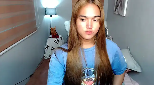Snapshot of MoaningKylie chatting on December 8, 9:32 pm MoaningKylie online show from December 8, 9:32 pm