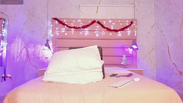 Snapshot of Scarleett_22 chatting on December 23, 7:52 pm Scarleett 22 online show from December 23, 7:52 pm