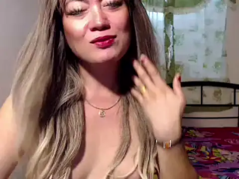 Snapshot of cum2mama chatting on December 5, 7:43 am cum2mama online show from December 5, 7:43 am