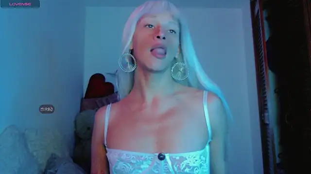 Snapshot of Summer_XO chatting on January 1, 12:11 am Summer XO online show from January 1, 12:11 am