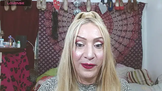Snapshot of elena_evans chatting on March 20, 3:34 am elena evans online show from March 20, 3:34 am