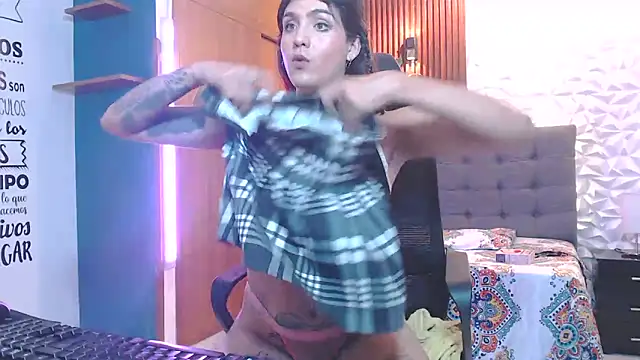 Snapshot of ximena22love chatting on December 22, 8:27 am ximena22love online show from December 22, 8:27 am