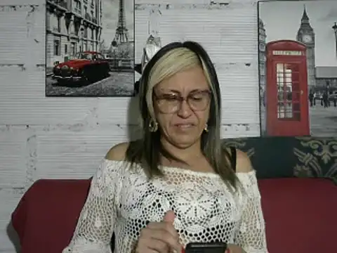 Snapshot of divahot08 chatting on December 12, 2:33 pm divahot08 online show from December 12, 2:33 pm