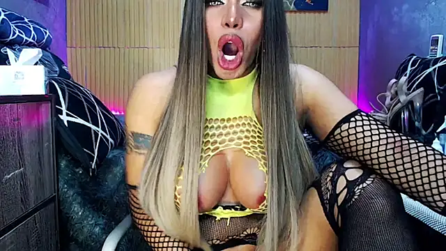 Snapshot of xx_MASSIVECockNCum_xx chatting on December 27, 10:26 pm xx MASSIVECockNCum xx online show from December 27, 10:26 pm