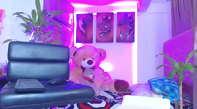 Snapshot of Hotgiirl_1 chatting on February 10, 6:35 pm Hotgiirl 1 online show from February 10, 6:35 pm