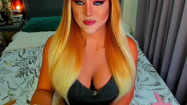 Snapshot of MissNaughtyTyra chatting on September 10, 1:37 am MissNaughtyTyra online show from September 10, 1:37 am