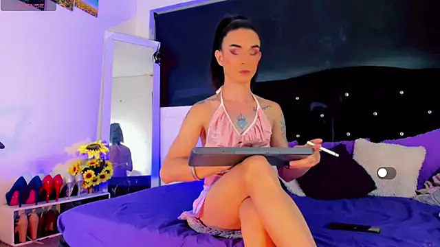 Snapshot of lesly_xx chatting on December 25, 3:50 am lesly xx online show from December 25, 3:50 am