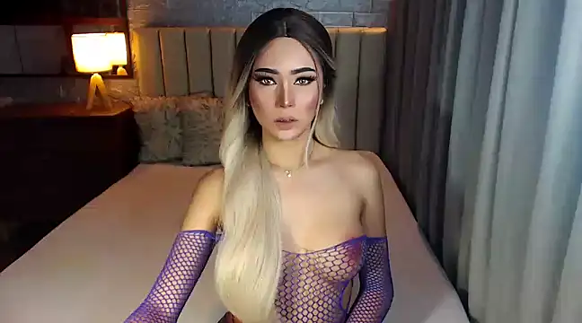 Snapshot of Miss_Amandaversace chatting on December 6, 4:56 pm Miss Amandaversace online show from December 6, 4:56 pm