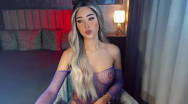 Snapshot of Miss_Amandaversace chatting on February 11, 9:35 pm Miss Amandaversace online show from February 11, 9:35 pm