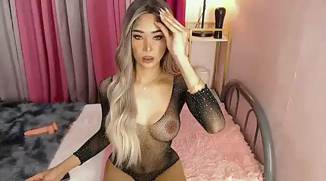Snapshot of Miss_Amandaversace chatting on February 21, 12:38 am Miss Amandaversace online show from February 21, 12:38 am