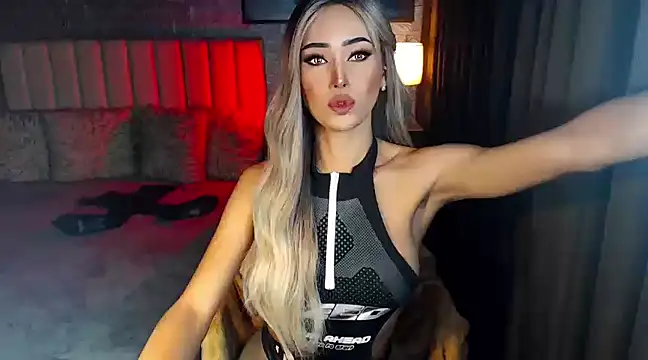 Snapshot of Miss_Amandaversace chatting on March 21, 10:28 pm Miss Amandaversace online show from March 21, 10:28 pm