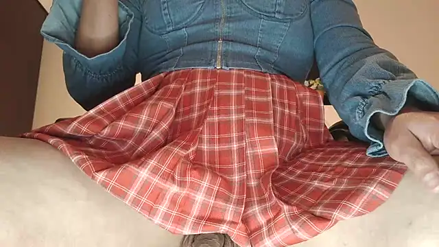 Snapshot of Violetacam_05 chatting on January 16, 8:22 am Violetacam 05 online show from January 16, 8:22 am